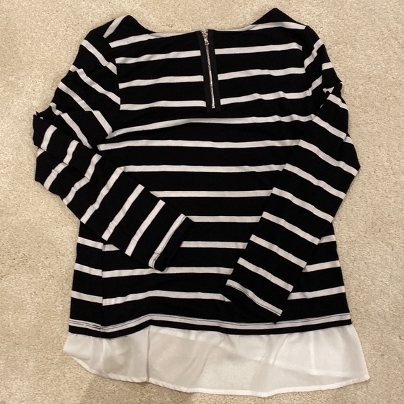 Black and white stripe top with attached white hem - Picture 3 of 3